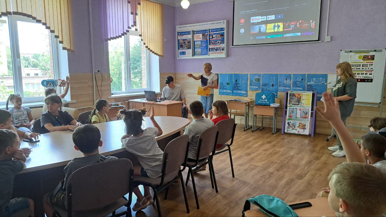 Інформаційна зустріч на літньому дитячому майданчику