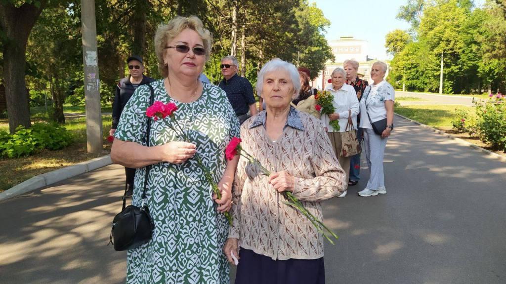 Покладення квітів до меморіалу загиблим воїнам в парку «Шахтарський»