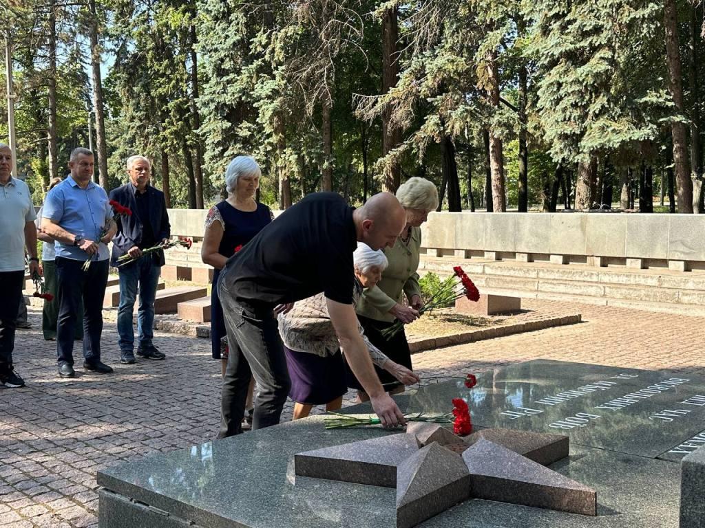 Покладення квітів до меморіалу загиблим воїнам в парку «Шахтарський»