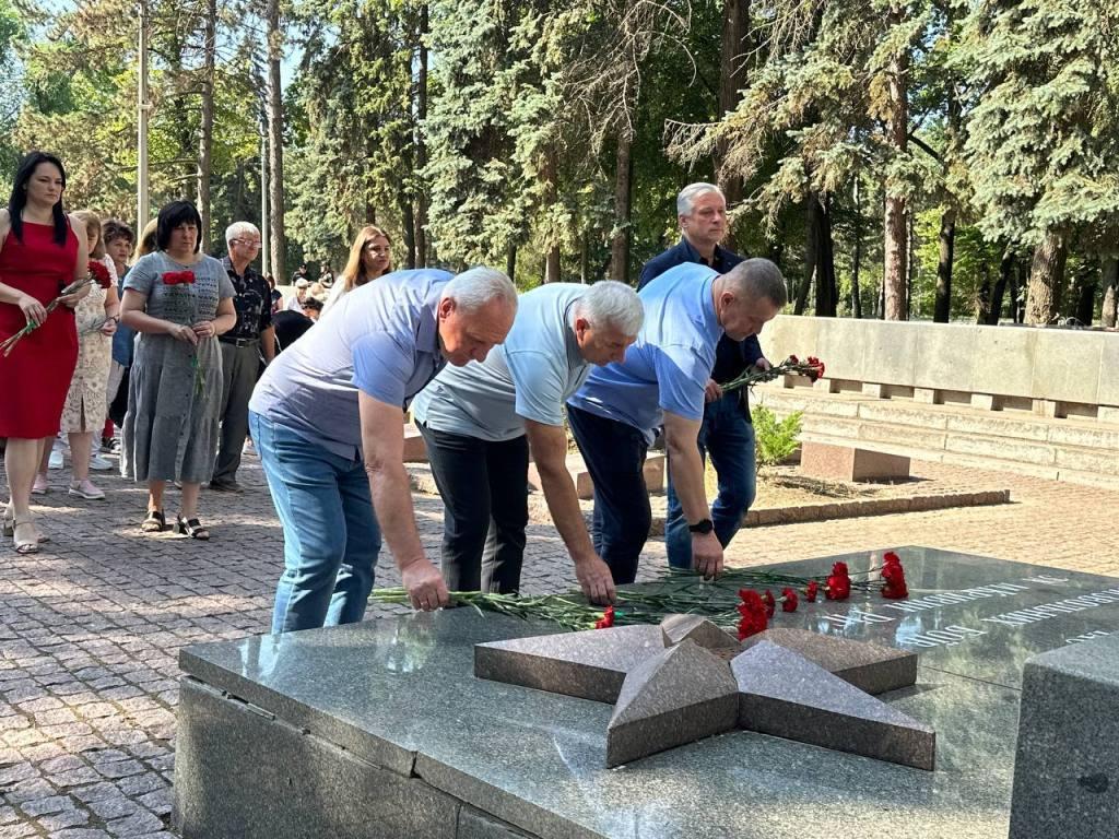 Покладення квітів до меморіалу загиблим воїнам в парку «Шахтарський»