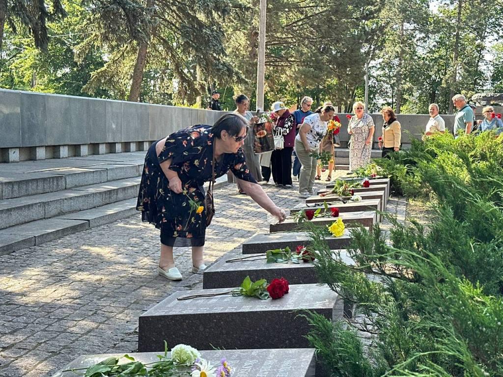 Покладення квітів до меморіалу загиблим воїнам в парку «Шахтарський»