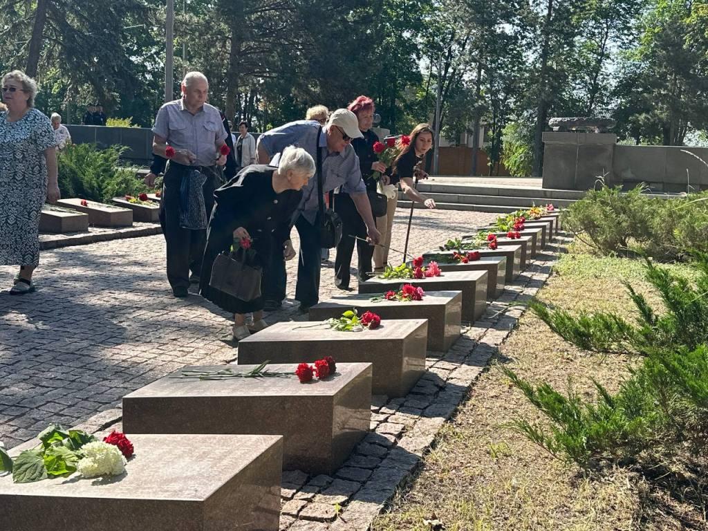 Покладення квітів до меморіалу загиблим воїнам в парку «Шахтарський»