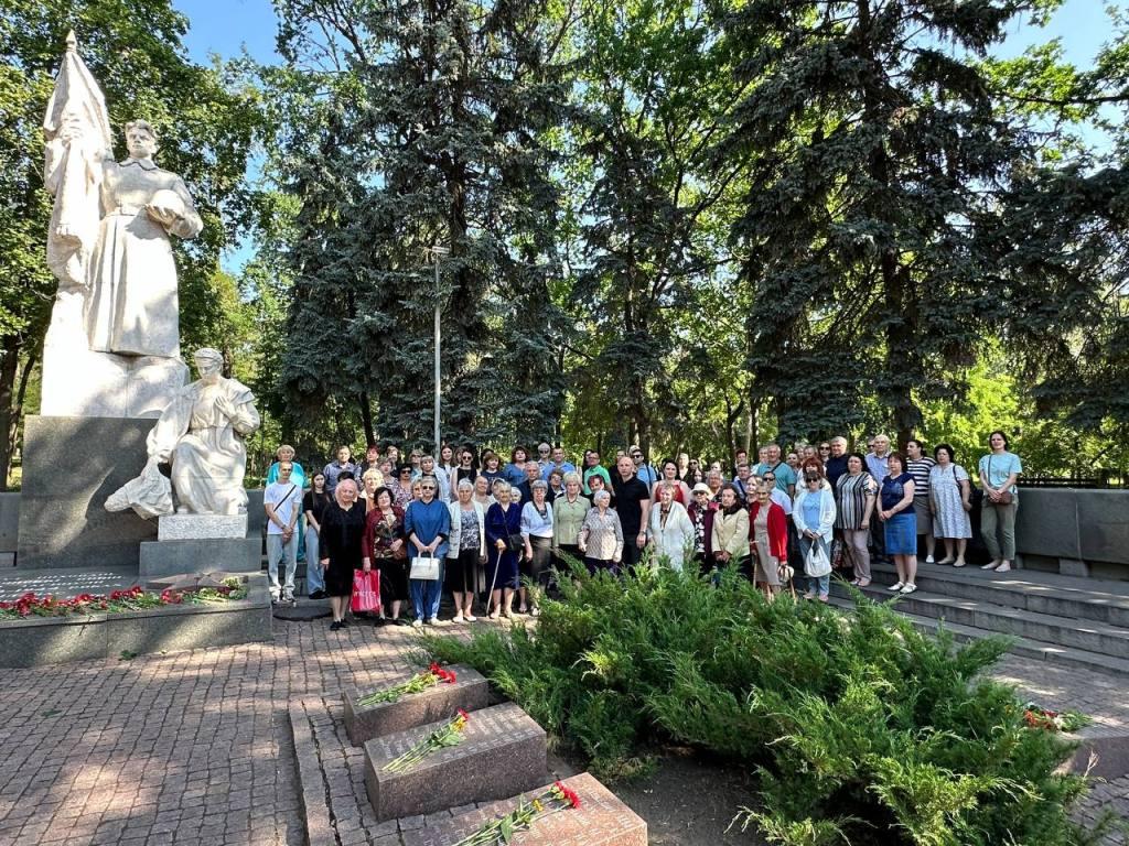 Покладення квітів до меморіалу загиблим воїнам в парку «Шахтарський»
