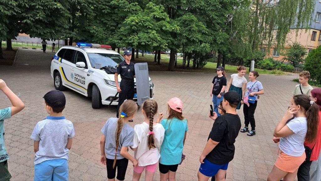 Інформаційна зустріч на літньому дитячому майданчику