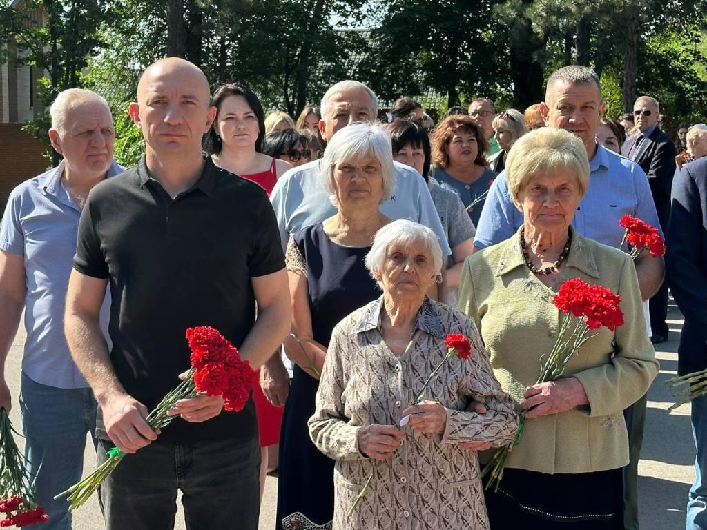 Покладення квітів до меморіалу загиблим воїнам в парку «Шахтарський»