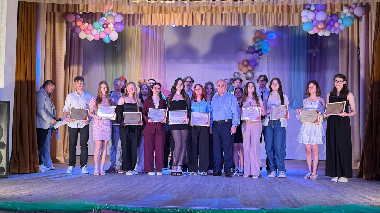 Пройшло урочисте відзначення випускників закладів загальної середньої освіти Покровського району