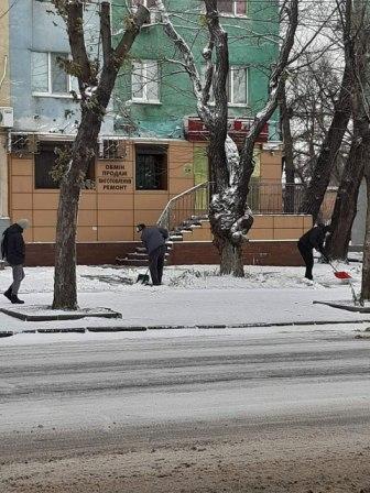 Прибирання від снігу та посипання від ожеледиці території біля своїх об'єктів бізнесу