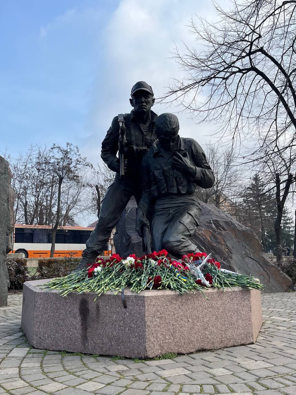 Церемонія покладення квітів до пам’ятника воїнам-учасникам бойових дій у Афганістані