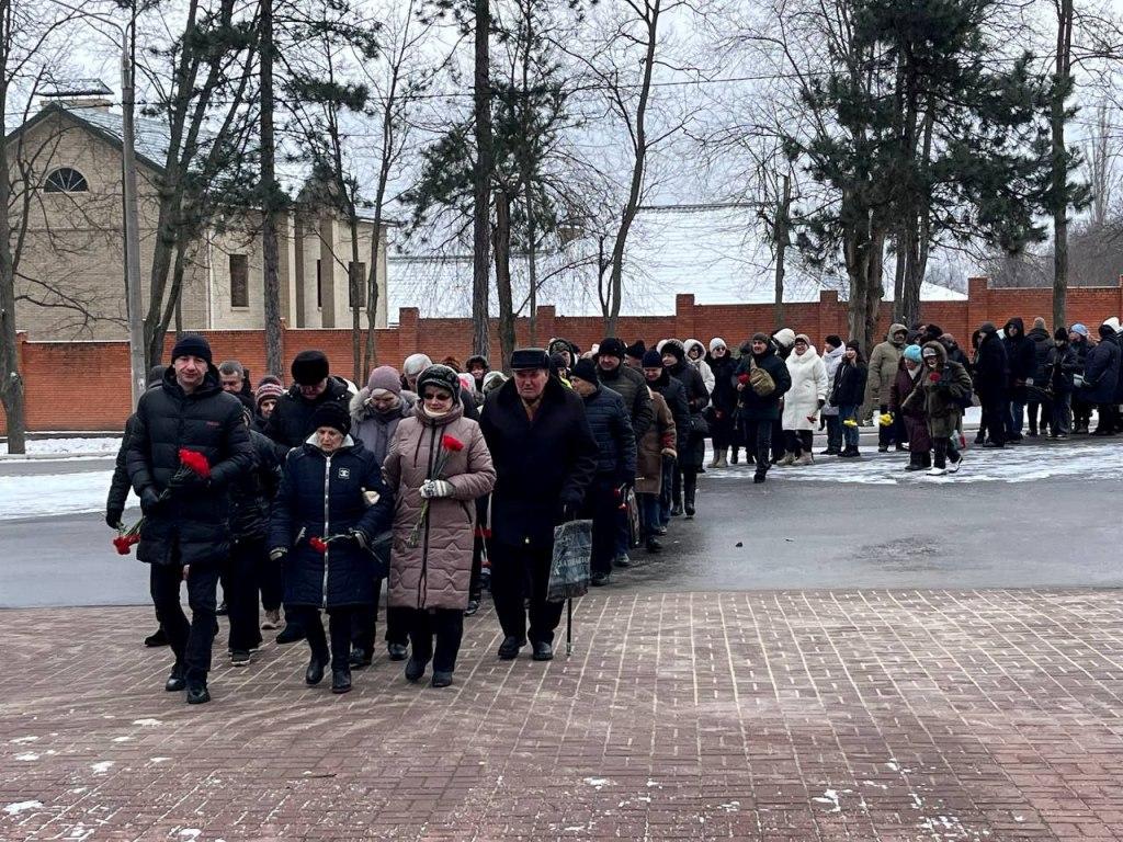 Покладання квітів до Меморіалу загиблим воїнам у районному парку «Шахтарський»