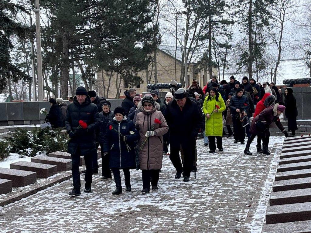Покладання квітів до Меморіалу загиблим воїнам у районному парку «Шахтарський»