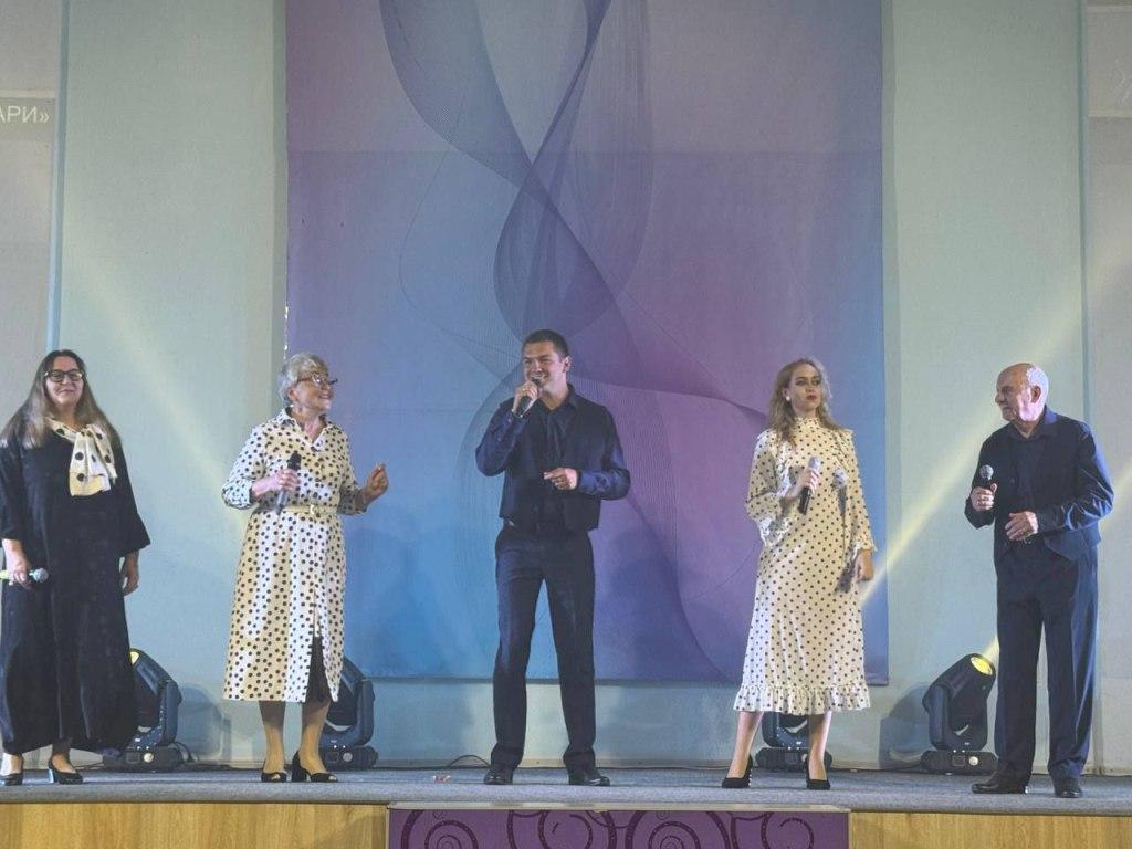 Вітаємо колективи із завершення творчого сезону!