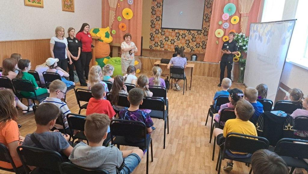 Інформаційна зустріч на літньому дитячому майданчику